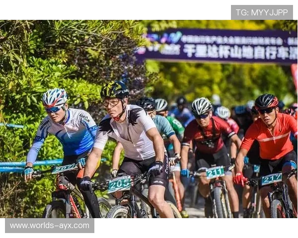 两轮车迷节千里达双人速降赛强调刺激性与参与性